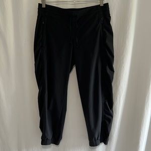 Athleta Size 8 Black Capri Athletic Jogger Pants Elastic Waist Pockets Scrunchy